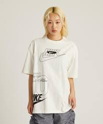 Nike Dri-FIT Versa Women's Long-Sleeve Graphic T-Shirt