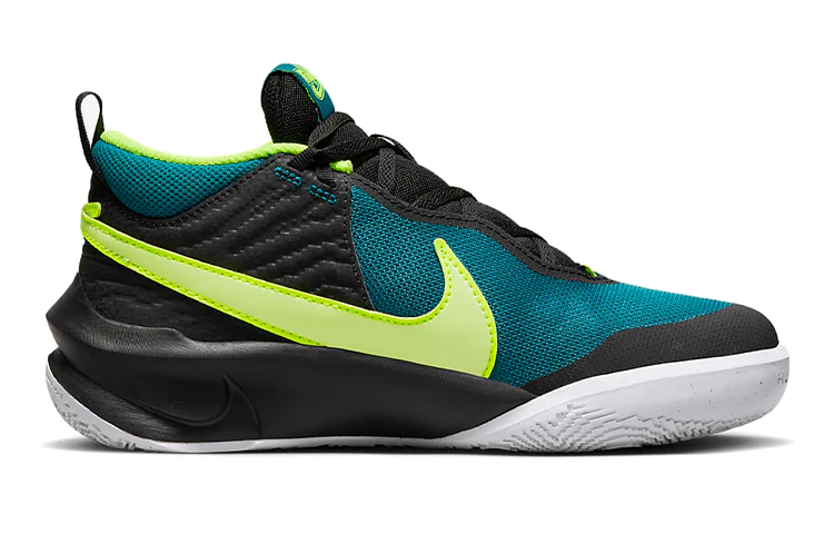 Nike Team Hustle D 10 Grade School Basketball Shoe