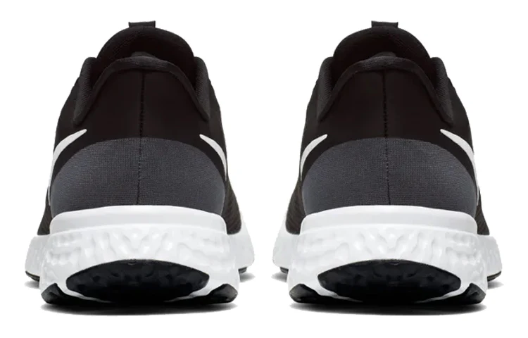 Nike Revolution 5
