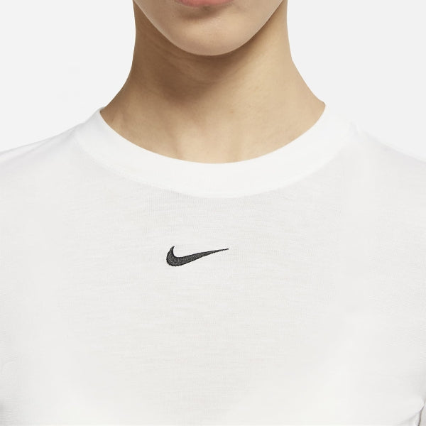 Nike Women's Sportswear Essential Slim Cropped T-Shirt