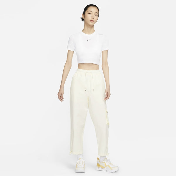 Nike Women's Sportswear Essential Slim Cropped T-Shirt
