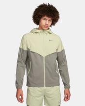 Nike Men's Lightweight Windrunner Jacket